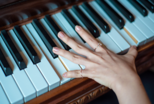 flat fingers are not good for piano posture