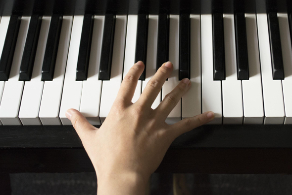 fingertips edge of piano keys